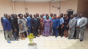 Photo officielle de groupe pendant la préparation aux accréditations en passation des marchés au Bénin