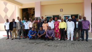 Photo officielle de groupe pendant la préparation aux accréditations en passation des marchés au Bénin