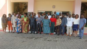 Photo officielle de groupe pendant la préparation aux accréditations en passation des marchés au Bénin