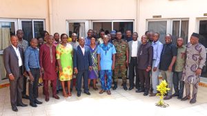 Photo officielle de groupe pendant la préparation aux accréditations en passation des marchés au Bénin