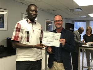 Photo d'un membre recevant son certificat cadeau grâce au programme de fidélité, pendant la formation sur la Certification en leadership et habiletés de direction