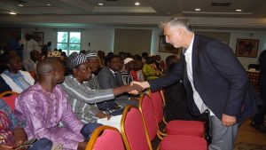 Photo pendant la cérémonie officielle de remise des accréditations professionnelles en passation des marchés au Bénin