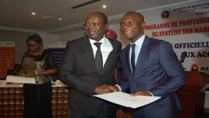 Photo pendant la cérémonie officielle de remise des accréditations professionnelles en passation des marchés au Bénin