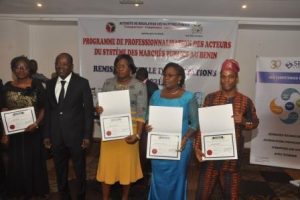 Photo pendant la cérémonie officielle de remise des accréditations professionnelles en passation des marchés au Bénin