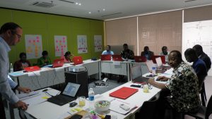 Photo de classe pendant la formation en planification opérationnelle et contrôle de projet et de programme