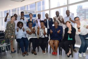 Photo de groupe pendant la formation en contrôle et audit des marchés publics