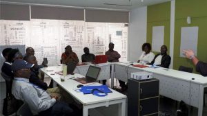 Photo de classe pendant la formation en contrôle et audit des marchés publics