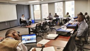 Photo de classe pendant la formation en Passation des marchés : travaux, fournitures et consultants