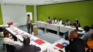 Photo de classe pendant la formation en Management des Partenariats Public-Privé (PPP)