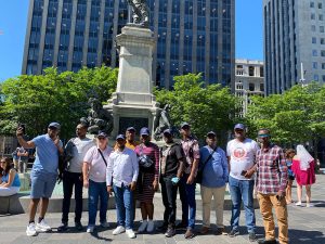 Nos participants devant une statue dans le centre ville de Montréal