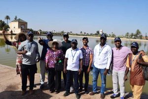 Le groupe de la formation sur le bord de l'eau en sortie touristique